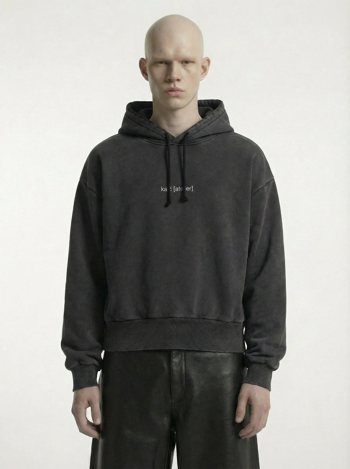 SWEAT À CAPUCHE - NOIR DÉLAVÉ